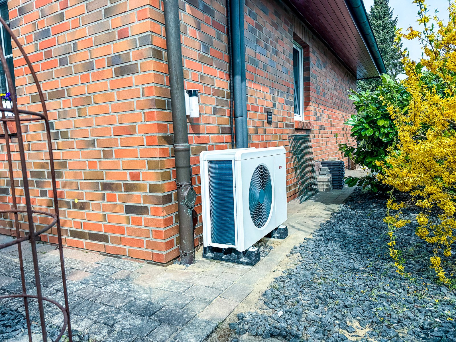 Elco Aerotop Mono Wärmepumpe Installation vor Einfamilienhaus in Winsen Luhe